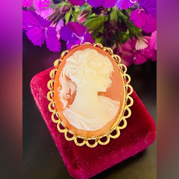 Vintage Cameo Brooch - Picture 2 of 10